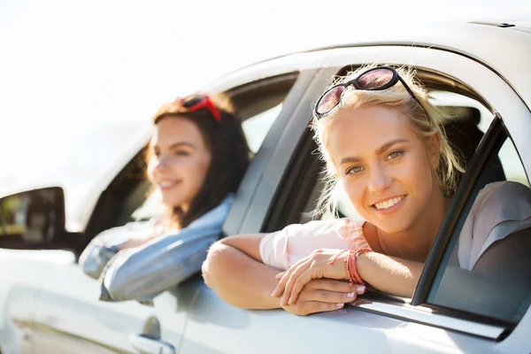 Meninas adolescentes felizes ou mulheres no carro à beira-mar — Fotografia de Stock