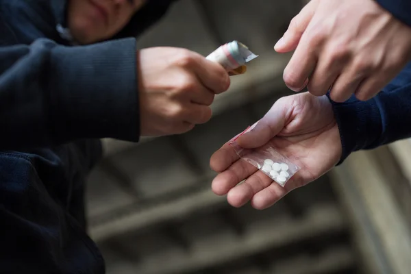 Close-up de dose de compra de viciado de traficante de drogas — Fotografia de Stock