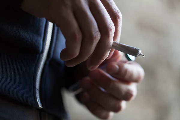 Detailní záběr rukou narkoman s marihuana společné trubice — Stock fotografie