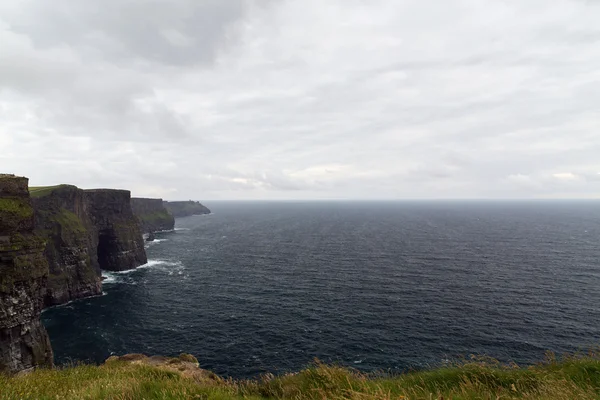 Acantilados de páramo y el océano atlántico en Irlanda — Foto de Stock