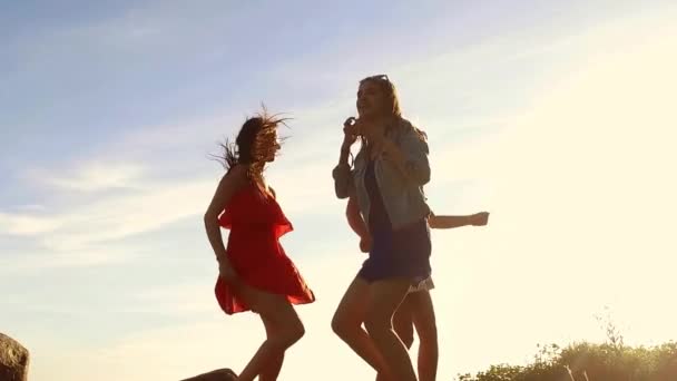 Groep gelukkige vrouwen of meisjes dansen op strand 53 — Stockvideo