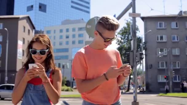Felice coppia adolescente con smartphone in città — Video Stock