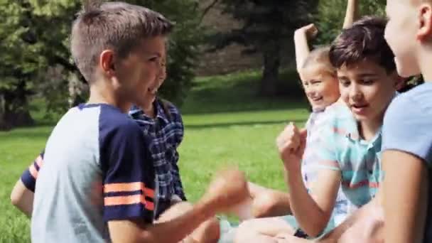 Crianças felizes jogando rock-papel-tesoura jogo — Vídeo de Stock