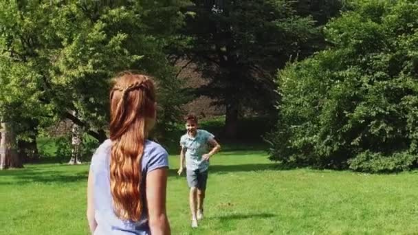 Niños felices corriendo y jugando juego de etiquetas al aire libre — Vídeo de stock