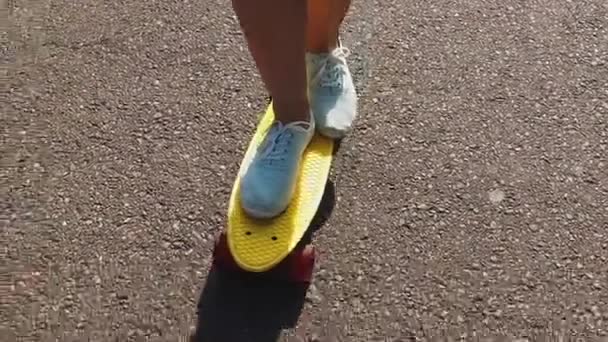 Adolescent fille pieds équitation court moderne skateboard — Video