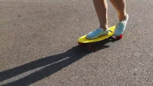 Tizenéves lány lába rövid modern gördeszka lovaglás — Stock videók