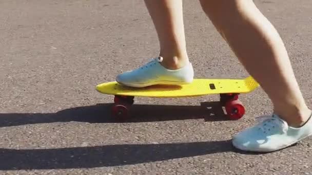 Teenager Mädchen Füße Reiten kurze moderne Skateboard — Stockvideo