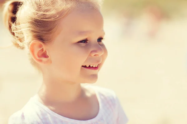 Glücklich schöne kleine Mädchen Porträt im Freien — Stockfoto