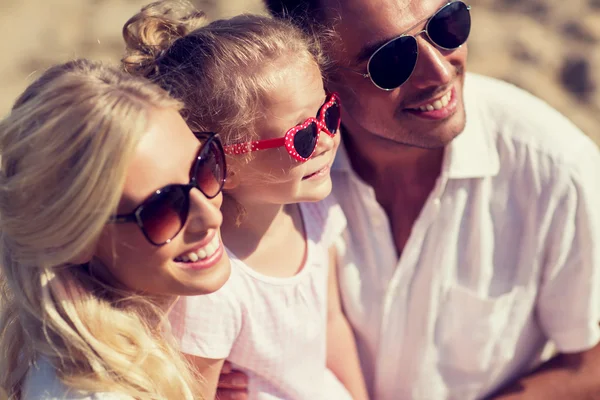 Familia feliz en gafas de sol en la playa de verano —  Fotos de Stock