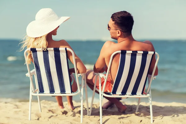 여름 해변에서의 자에서 일광욕 하는 행복 한 커플 — 스톡 사진