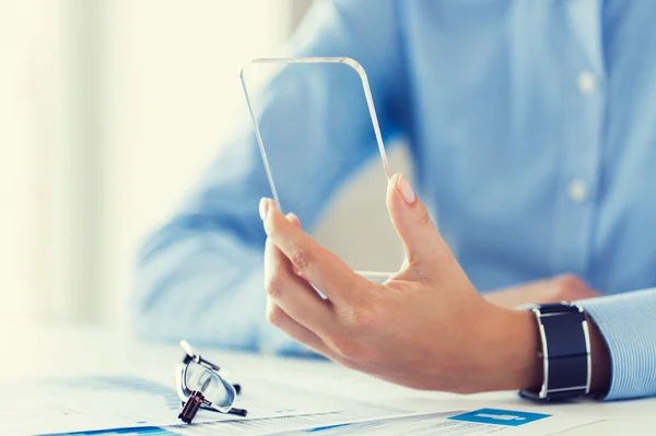 Primo piano della donna con smartphone trasparente — Foto Stock