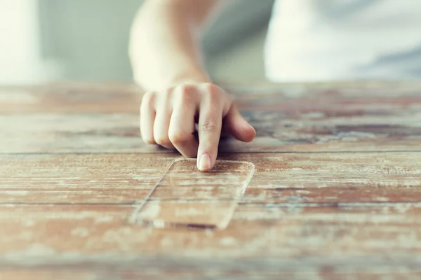 Primo piano della donna con smartphone trasparente — Foto Stock