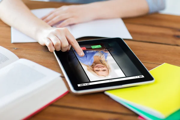 Primer plano del estudiante con tableta PC y portátil —  Fotos de Stock