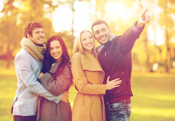 Grupp vänner ha kul i höst park — Stockfoto