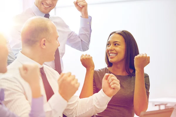 Uomini d'affari sorridenti che si incontrano in ufficio — Foto Stock