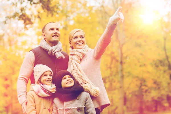 Familia feliz en el parque de otoño — Foto de Stock