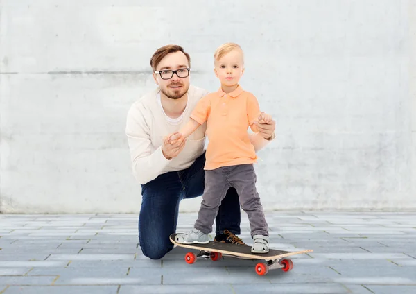 Gelukkig vader en zoontje op skateboard — Stockfoto