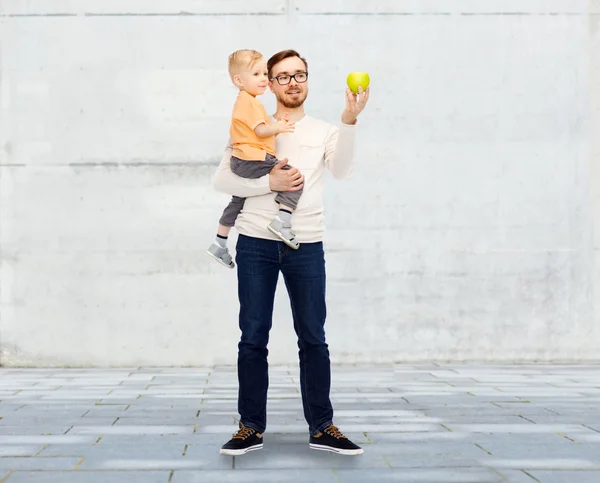 Happy father and little son with green apple — Stock Photo, Image