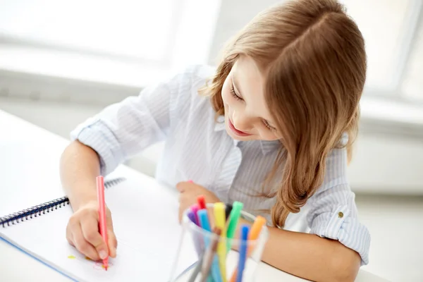 Szczęśliwy rysunek dziewczyna z filcu końcówki pióra w notebooku — Zdjęcie stockowe