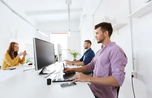 Mann oder Designer mit Computer und Tablet im Büro — Stockfoto