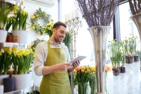 Man with tablet pc computer at flower shop — Stock Photo, Image