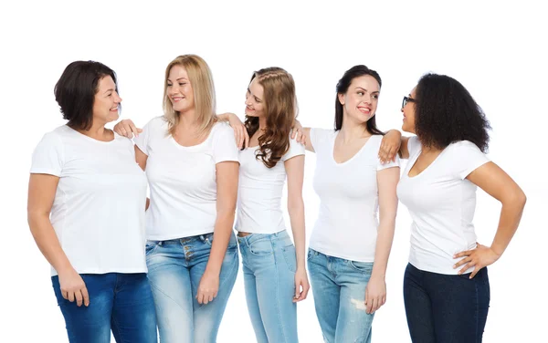 Grupo de felices mujeres diferentes en camisetas blancas — Foto de Stock