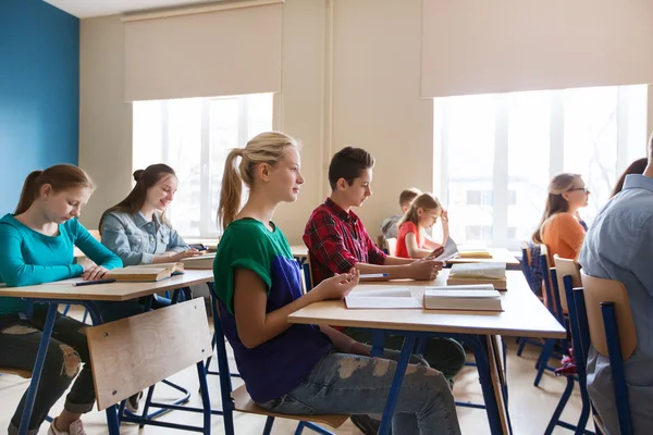 Grupp elever med böcker på skolan lektion — Stockfoto