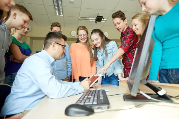 Groupe d'élèves et d'enseignants dans la classe de l'école — Photo