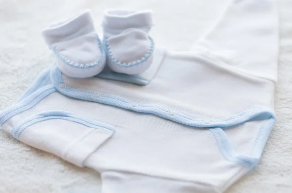 Close up de roupas de meninos para recém-nascido na mesa — Fotografia de Stock