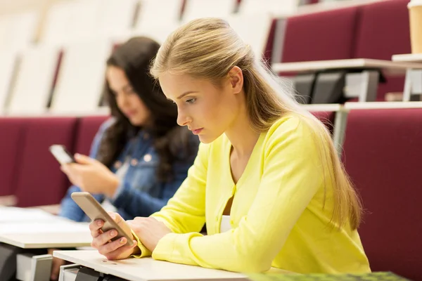 Studentky se smartphony na přednášku — Stock fotografie