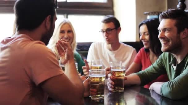 Щасливі друзі п'ють пиво в барі або пабі — стокове відео
