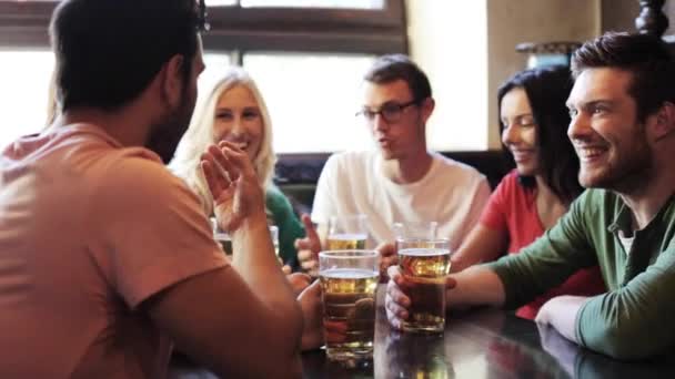 Happy vrienden drinken bier bij bar of pub — Stockvideo