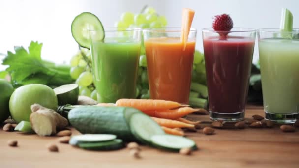 Bicchieri di succo, verdura e frutta sul tavolo — Video Stock