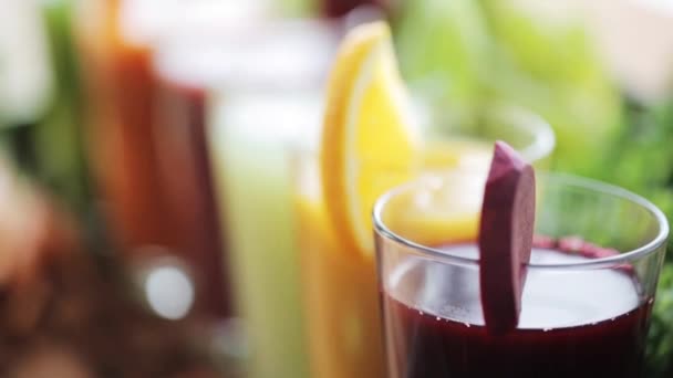 Gläser mit Saft, Gemüse und Obst auf dem Tisch — Stockvideo