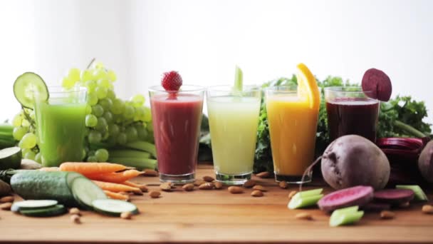 Mano poner vaso de jugo de verduras a la mesa — Vídeos de Stock