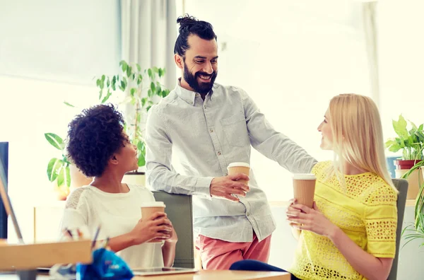 Equipo creativo feliz beber café en la oficina — Foto de Stock