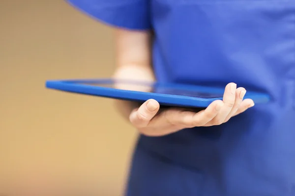 Nahaufnahme einer Ärztin oder Krankenschwester mit Tablet-PC — Stockfoto