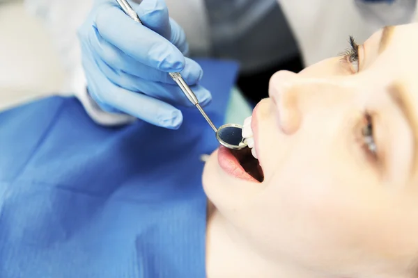 Gros plan du dentiste examinant les dents des patientes — Photo