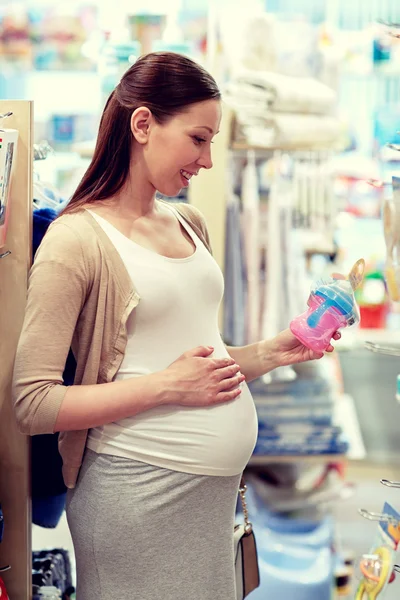 快乐的孕妇选择在店里的婴儿奶瓶 — 图库照片