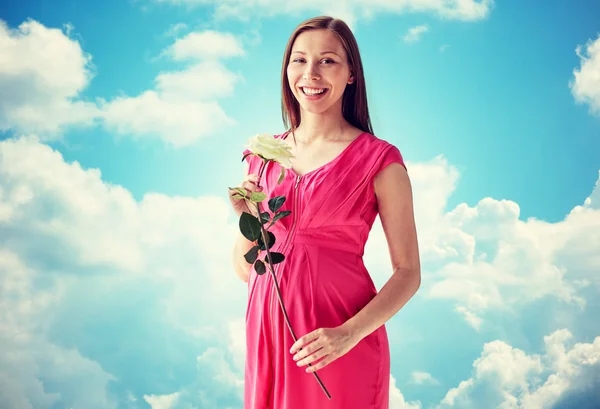 Szczęśliwa kobieta w ciąży z róży kwiat — Zdjęcie stockowe