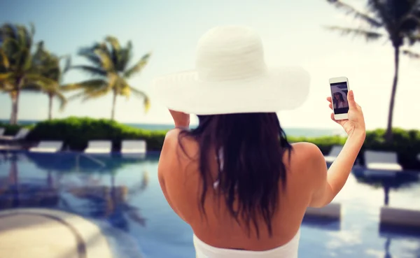 Donna scattare selfie con smartphone sulla spiaggia — Foto Stock