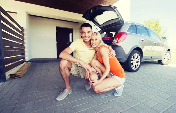 Gelukkige paar knuffelen thuis auto parkeerplaats — Stockfoto