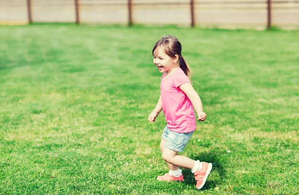 Feliz niña corriendo en verde campo de verano —  Fotos de Stock