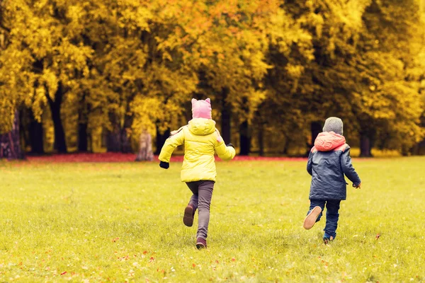 Grupo de niños pequeños y felices corriendo al aire libre — Foto de Stock