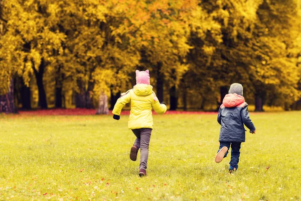 Groep van gelukkig weinig kinderen lopen buiten — Stockfoto