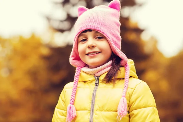 幸せな美しい小さな女の子肖像画屋外 — ストック写真