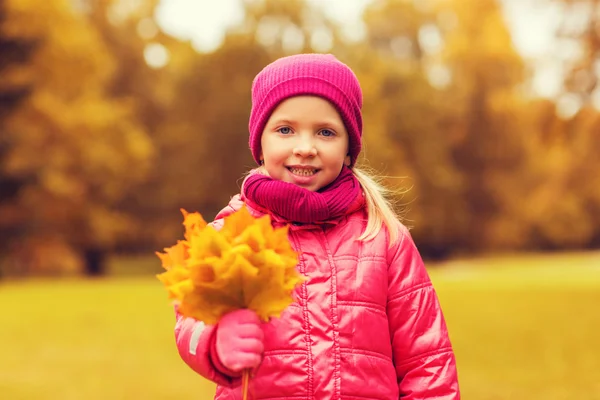 Szczęśliwy, piękny mały dziewczyna portret na zewnątrz — Zdjęcie stockowe