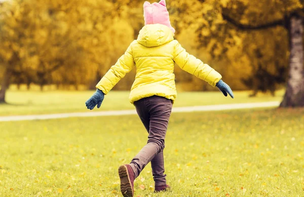 快乐的小女孩，在秋天公园跑步 — 图库照片