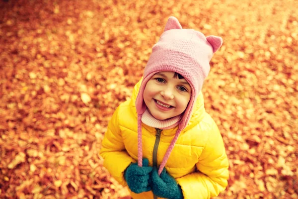 Happy little girl in autumn park — Stock Photo, Image