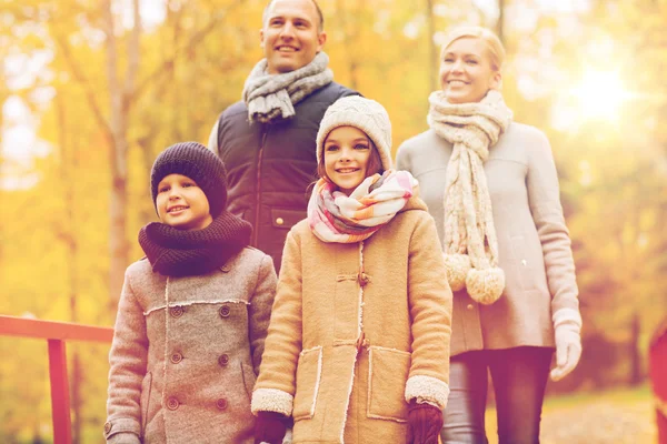 Famiglia felice nel parco autunnale — Foto Stock